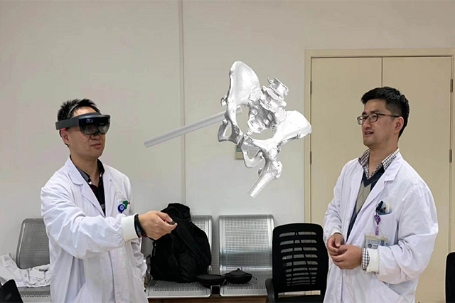 中山醫(yī)院骨科手術(shù)HoloLens混合現(xiàn)實(shí)輔助定位
